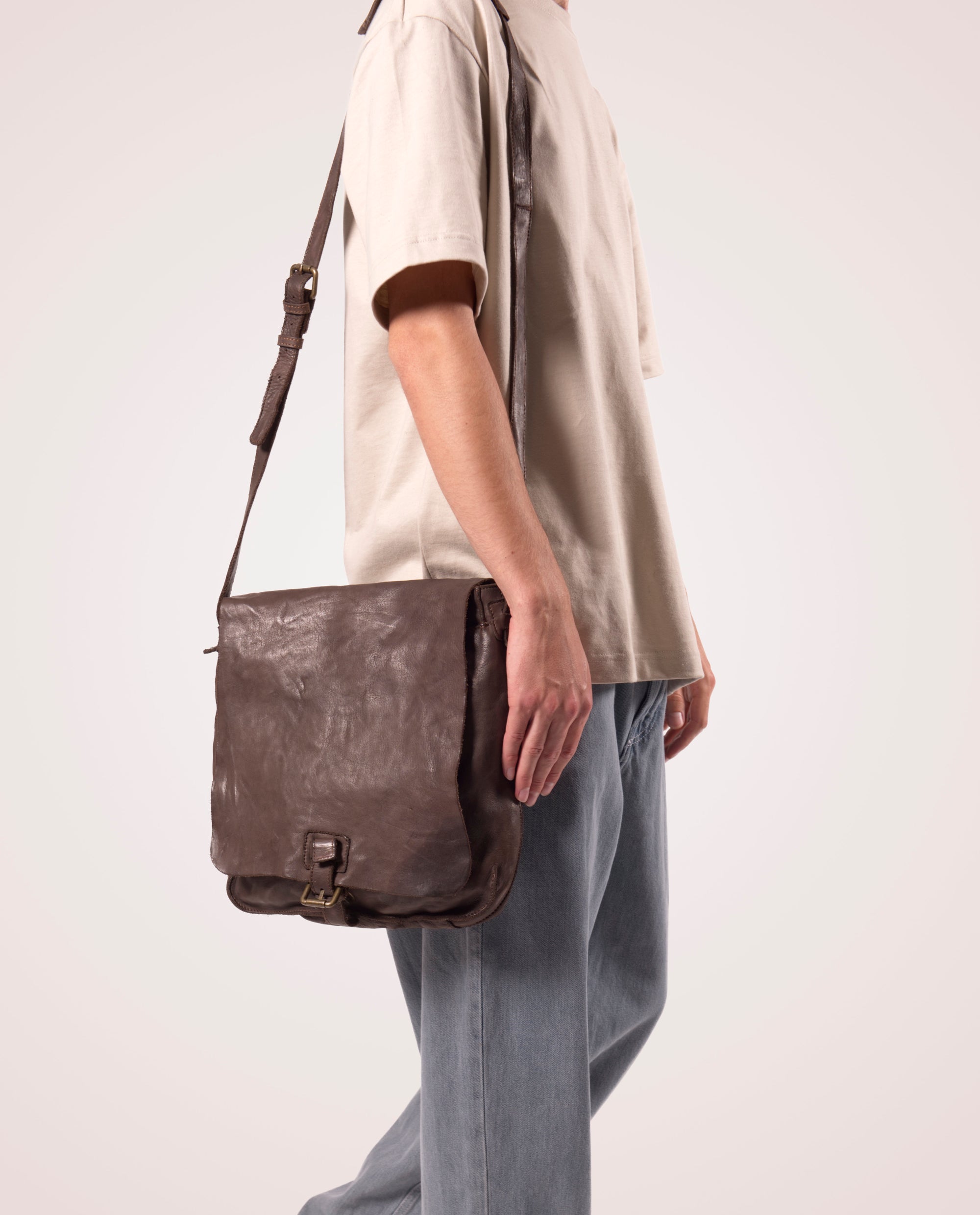 Submarine messenger bag upend