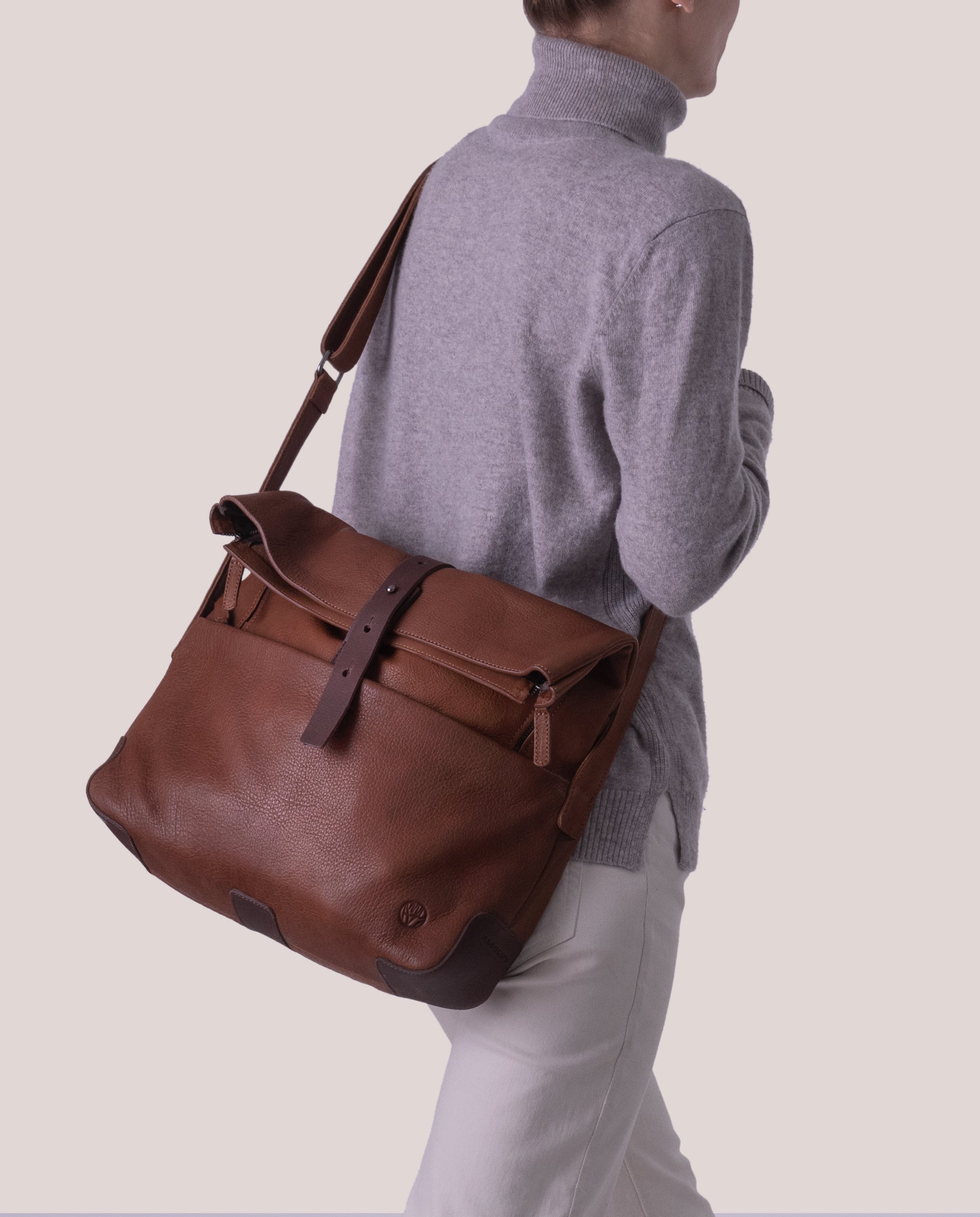 Mount Ivy Messenger Bag