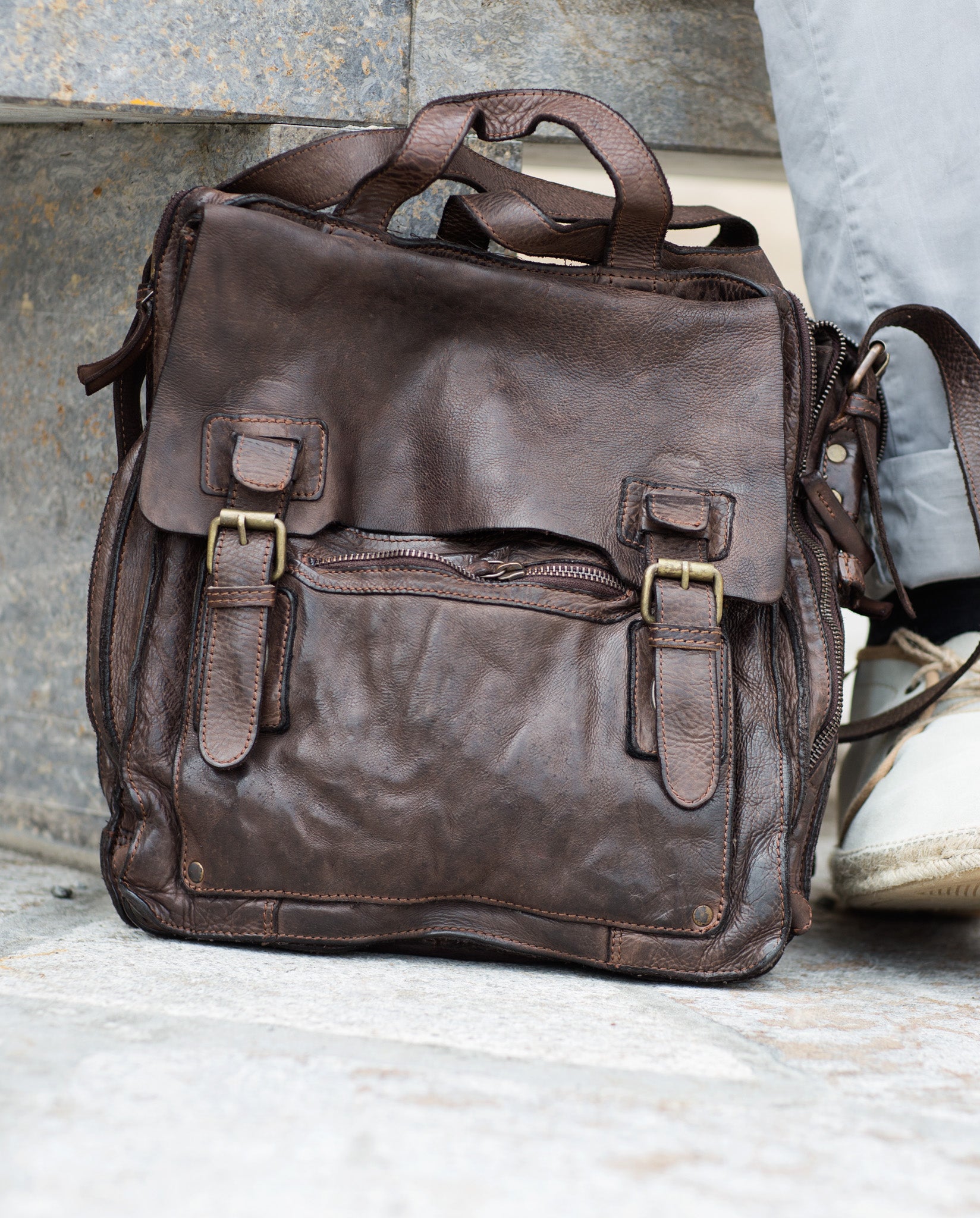 Submarine messenger bag upend